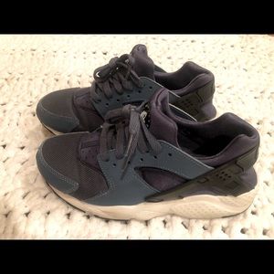 Navy Nike huarache